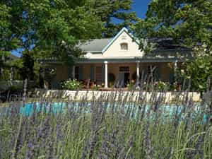 With views of the Franschhoek mountains this fully equipped unit can sleep up to 6 people. Each of three roms has its bathroom and inside & outside dining areas make for memorable mealtimes. A large, dedicated swimming pool flanked by sun loungers ensure summer time fun, while the built-in fireplace offers a cozy retreat in winter.
