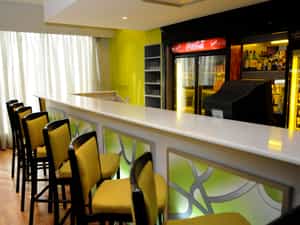 Open from 10:00 until 22:00 and offers welcome cocktails or pre-dinner drinks in a sociable and relaxed environment.