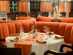 The Protea Hotel Ryalls offers sundowners at the cocktail bar, while dining in the "21" Grill or join us in the Ryalls Restaurant and Coffee Shop where both offer an excellent experience in local taste, colour and cuisine.