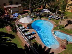 SPARKLING POOLS - SECLUDED VERDANT GARDENS