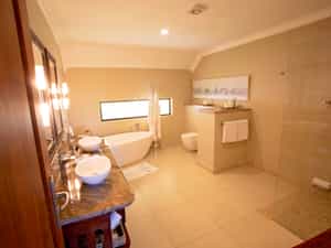 Strathearn Suite, bathroom with free standing bath