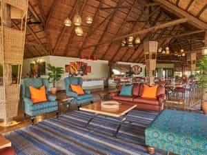 The spacious lounge embodies the simplicity and authenticity of safari life, with a modern freshness about it.