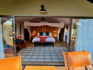 The interior design of the suites strikes a perfect balance between contemporary, homely touches without detracting from the surrounding wilderness.