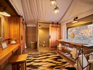 Each room has an en-suite bathroom as well as an indoor and outdoor shower