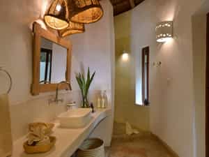 Riverine suite bathroom