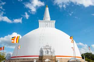 Visit Ruwanweli Maha Seya in Anuradhapura