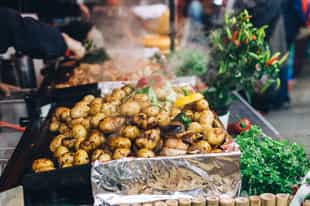 Enjoy the street cuisine of Getsemaní