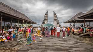 Visit Beji Temple on the way to Munduk