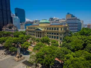 See the historical sites around Cinelândia Square