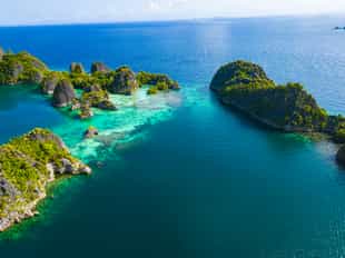 Hike the islets of Piaynemo lagoon