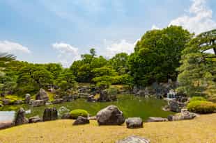 Explore the nearby Ninomaru Garden from Matsuyama