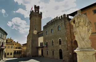 See the majestic Palazzo dei Priori, Perugia