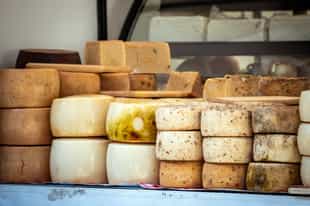 Taste the traditional raw-milk cheeses of Sardinia