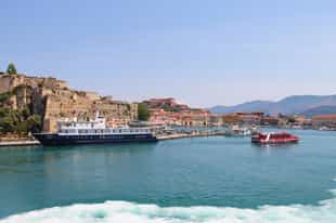 Take a boat tour around Isola d'Elba 