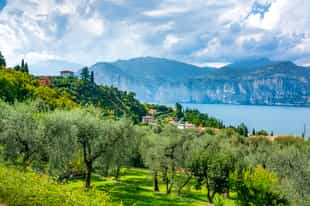 See the sites of Lake Garda countryside 