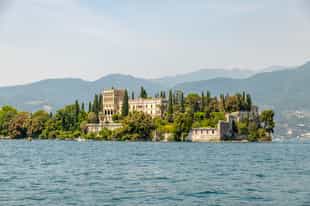 Discover Isola del Garda on a boat tour