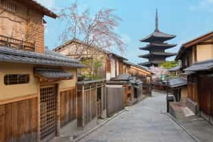 Go to the 6th century Hōkan-ji Temple complex (Yasaka Pagoda)