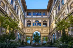 Go on a historic scavenger hunt walk in Florence