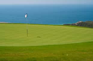 Tee off with 180° ocean views at Pinnacle Point