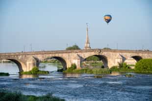 Balloon over the châteaux of the Loire