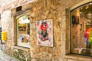 See the galleries of Saint-Paul-de-Vence
