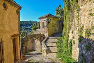 Visit the charming villages of the Riviera