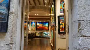 See the galleries of Saint-Paul-de-Vence