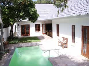 Hermanus Dorpshuys Guesthouse