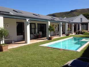Sixteen Guest Lodge on Main