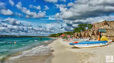 Take a cruise between islands on a private boat 