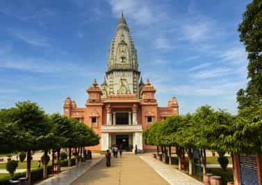 Visit the Kashi Vishwanath Temple in Varanasi