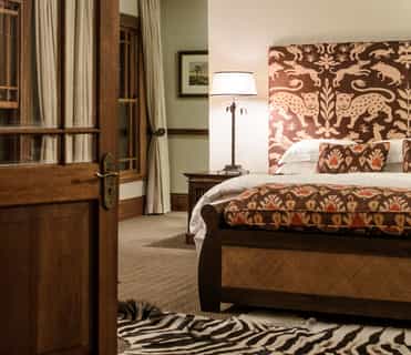 Baines offers accommodation to a maximum of 16 guests in 8 individual suites. 3 suites are located in close proximity to the main lodge whereas the remaining 5 are situated in more secluded areas.