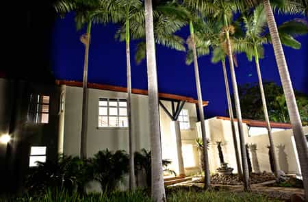 Elegant Lodge is a luxury double story Guesthouse that will receive their guests with a warm welcome.
