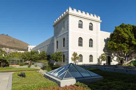An exciting stay awaits you at Protea Hotel Breakwater Lodge located in a spectacular setting that looks over the bay and up onto Table Mountain.