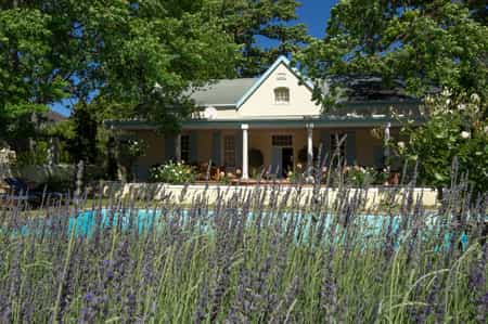 With views of the Franschhoek mountains this fully equipped unit can sleep up to 6 people. Each of three roms has its bathroom and inside & outside dining areas make for memorable mealtimes. A large, dedicated swimming pool flanked by sun loungers ensure summer time fun, while the built-in fireplace offers a cozy retreat in winter.
