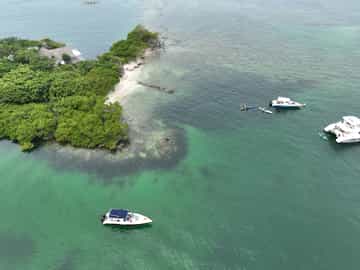 Experience Islas del Rosario on a boat ride