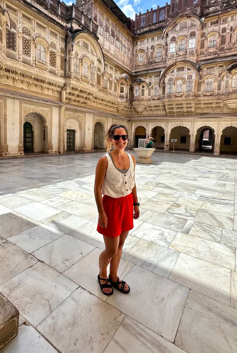 https://assets.waybird.com/cdn-cgi/image/quality=50,format=auto/https://assets.waybird.com/users/full_length_images/000/008/623/original/Carola_(1).jpg