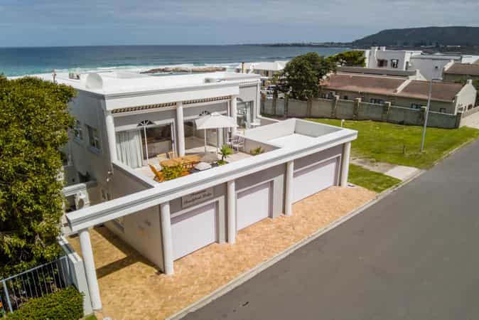 Hermanus Beachfront Lodge