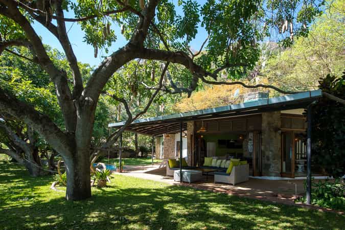 Madzi Kuwala Lake Retreat